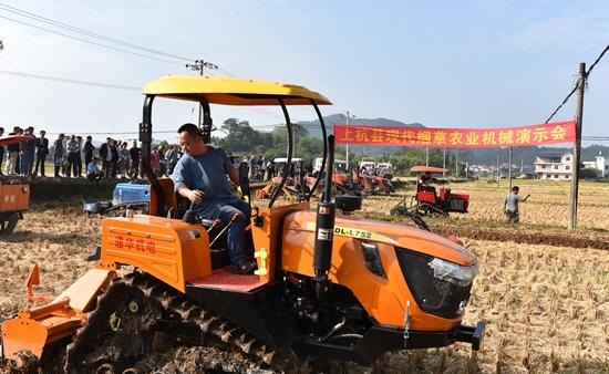 福建上杭县举行现代烟草农业机械演示会