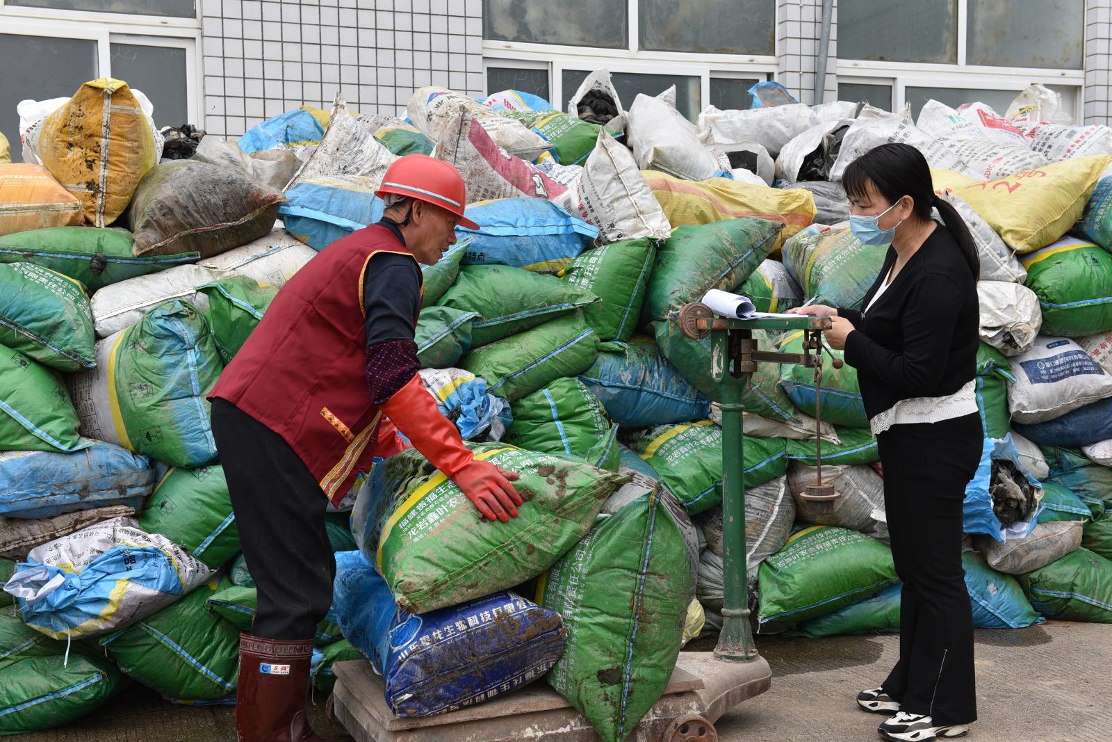 图为4月10日庐丰烟草站过磅称重废旧地膜情景