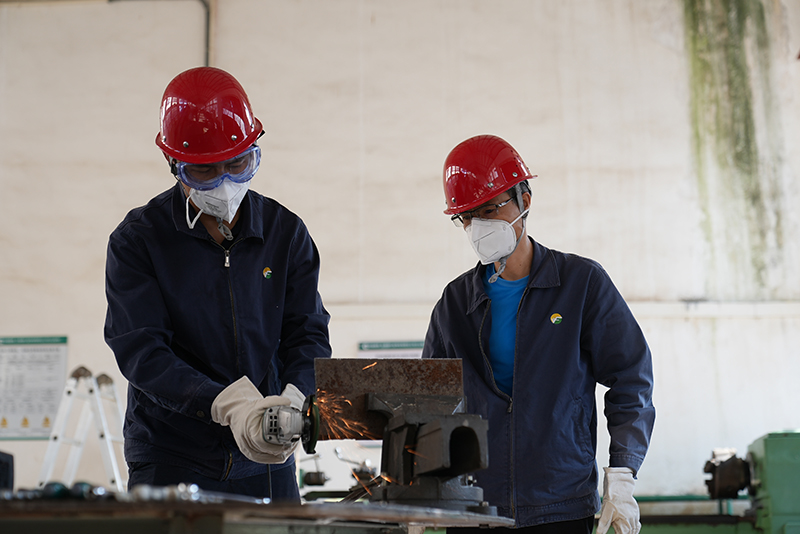 李汉尧在王斓的指导下学习打磨技术王淼摄