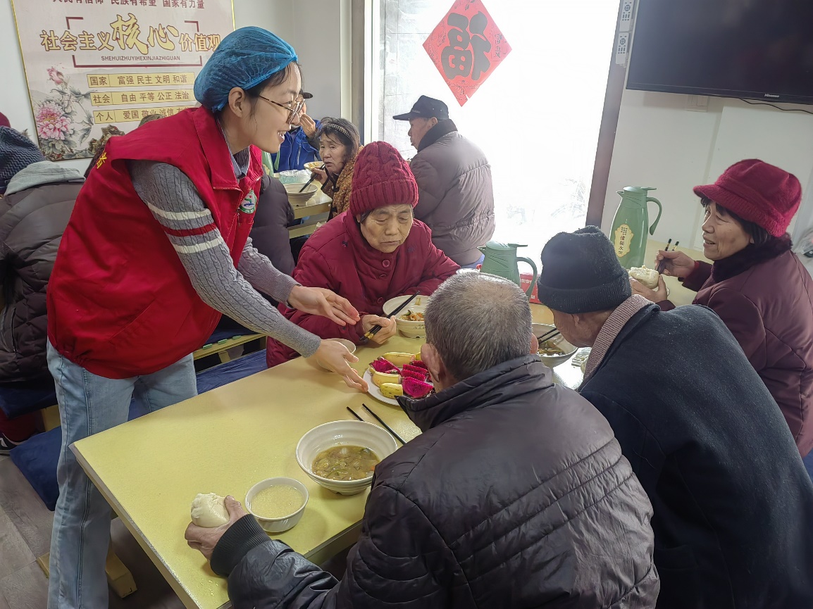 图为在老年食堂提供敬老服务